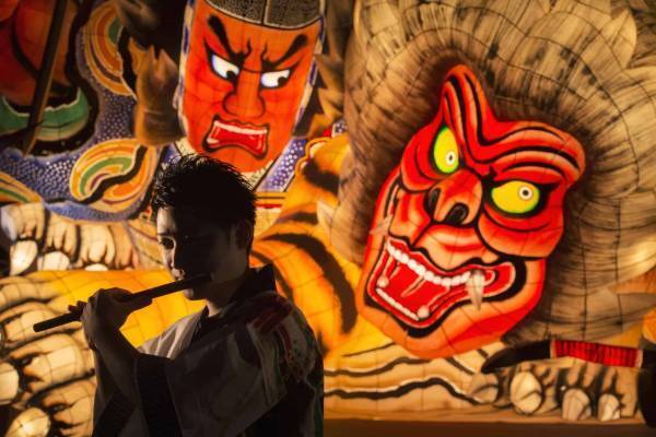 【青森屋】ねぶた祭の起源「ねぶり流し」を再現　絶景雪見露天「ねぶり流し灯篭」実施～雪見露天とねぶたを同時に満喫する贅沢な湯浴み～｜期間：2022年12月1日〜2023年4月2日