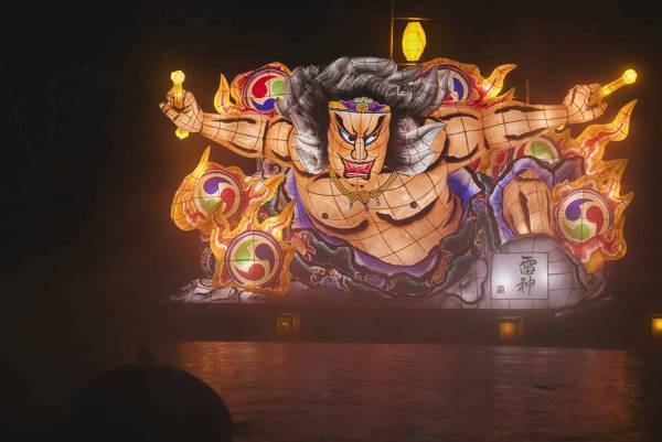 【青森屋】ねぶた祭の起源「ねぶり流し」を再現　絶景雪見露天「ねぶり流し灯篭」実施～雪見露天とねぶたを同時に満喫する贅沢な湯浴み～｜期間：2022年12月1日〜2023年4月2日