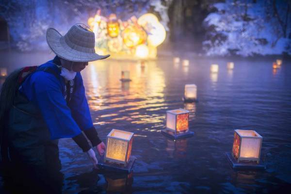 【青森屋】ねぶた祭の起源「ねぶり流し」を再現　絶景雪見露天「ねぶり流し灯篭」実施～雪見露天とねぶたを同時に満喫する贅沢な湯浴み～｜期間：2022年12月1日〜2023年4月2日