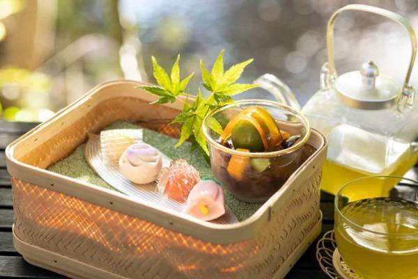 【星のや軽井沢】1日1組限定　散歩を楽しみ、涼菓を味わうプログラム「緑陰散歩」実施｜期間：2022年6月1日～8月31日