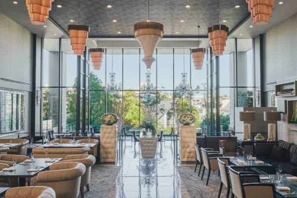 【大宮】おしゃれ空間で過ごす女子会＆ランチ忘年会に！ホワイトクリスマスをイメージしたデザート付ご褒美クリスマスランチ販売