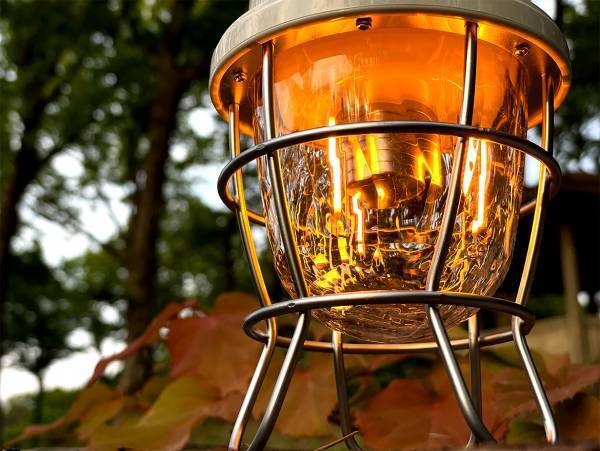 Makuakeで目標金額1380%を達成した「イエでもソトでもあかりを愉しむことに拘ったランタン "レトロパインランタン"」の一般発売を開始。