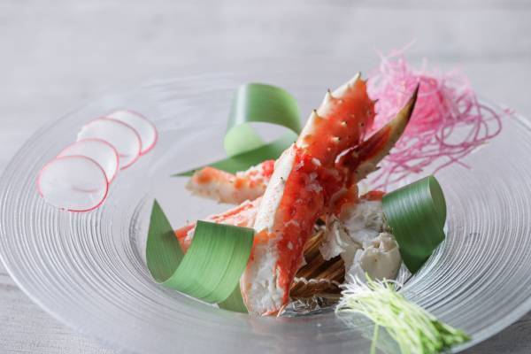 北海道の豊かな自然に育まれた、“タラバガニや鮑、十勝産黒毛和牛”などの絶品食材を鉄板焼で堪能 『北海道の幸 特別コース～大地と海からの贈り物～』販売