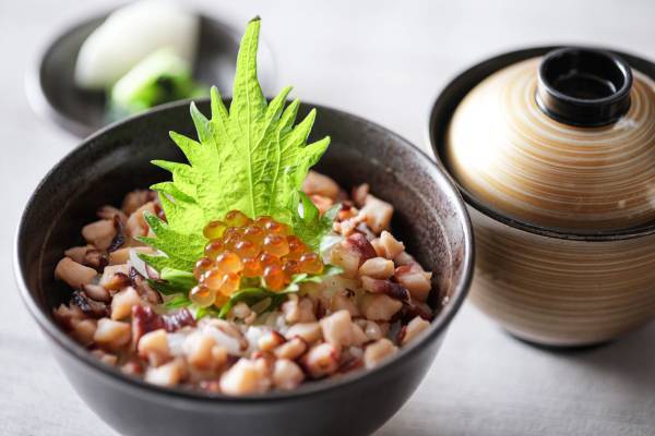 北海道の豊かな自然に育まれた、“タラバガニや鮑、十勝産黒毛和牛”などの絶品食材を鉄板焼で堪能 『北海道の幸 特別コース～大地と海からの贈り物～』販売