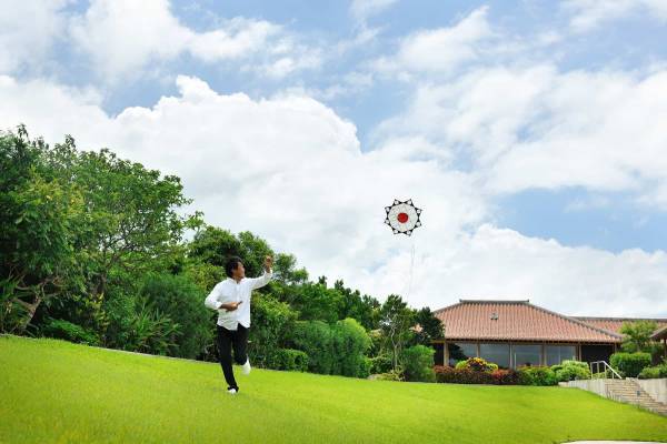 【星のや竹富島】八重山の伝統凧づくりや凧あげを楽しみリフレッシュする「脱デジタル滞在・竹富島 ～伝統凧づくり～」を今冬も実施｜期間：2023年1月24日～2月28日