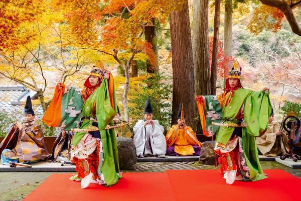 【星のや京都】美しく色づく樹齢400年のオオモミジの下で、雅楽器が奏でる幽玄の音色を楽しむ「星のや紅葉賀（もみじのが）」開催｜開催日：2022年11月26日、27日、28日