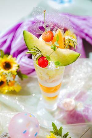 “メロンの王様”クラウンメロンの贅沢パフェ付！カラフルで夏らしいアフタヌーンティーセットを夏季限定販売