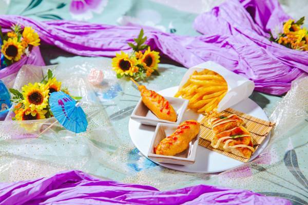 “メロンの王様”クラウンメロンの贅沢パフェ付！カラフルで夏らしいアフタヌーンティーセットを夏季限定販売