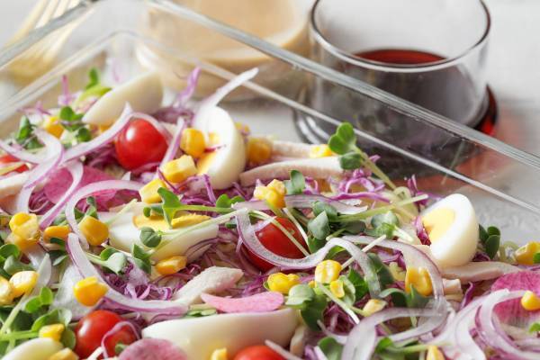 食の宝庫“北海道”がテーマの絶品料理を楽しむ、非日常を感じるビアガーデン“STRINGS 北海道ビアテラス”  『輝く大聖堂を臨む中庭での打ち上げ花火イベント』追加開催決定