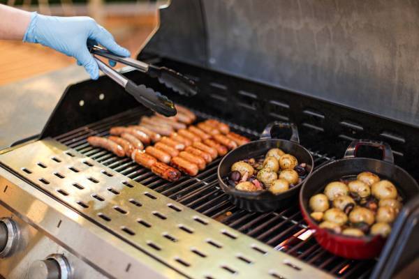 食の宝庫“北海道”がテーマの絶品料理を楽しむ、非日常を感じるビアガーデン“STRINGS 北海道ビアテラス”  『輝く大聖堂を臨む中庭での打ち上げ花火イベント』追加開催決定