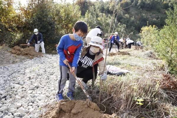 持続可能な社会の実現に向けて 身近に参加できるリサイクルの入り口 植樹 につながるペットボトル回収機を設置