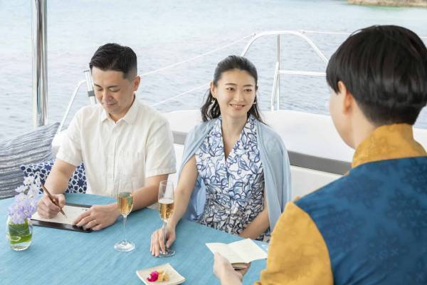 【星のや沖縄】爽快なプライベートクルーズから始まるリゾート滞在「クルーズチェックイン」提供｜開催期間：2022年6月1日～8月31日