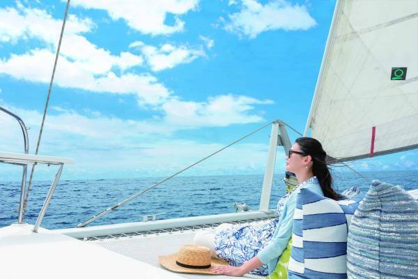 【星のや沖縄】爽快なプライベートクルーズから始まるリゾート滞在「クルーズチェックイン」提供｜開催期間：2022年6月1日～8月31日