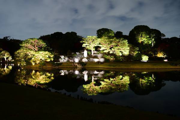 好評開催中！「庭紅葉の六義園　夜間特別観賞」3年ぶりライトアップは12月４日（日）まで