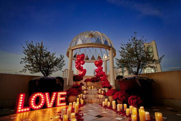 1,000本のバラに囲まれて、彼女が喜ぶバレンタイン＆ホワイトデープロポーズを叶える！海外ドラマのワンシーンのような“理想のプロポーズ”を実現するフラワーオプションが登場