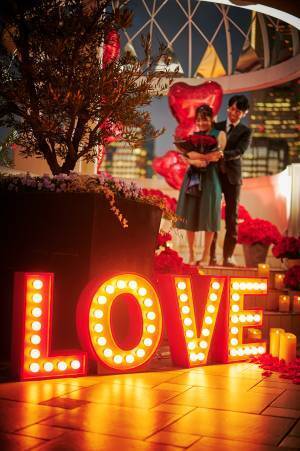 1,000本のバラに囲まれて、彼女が喜ぶバレンタイン＆ホワイトデープロポーズを叶える！海外ドラマのワンシーンのような“理想のプロポーズ”を実現するフラワーオプションが登場