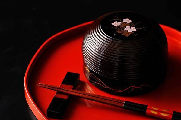 【界 加賀】～職人、生産者と行うご当地文化体験「手業(てわざ)のひととき」2年目に突入～「山中塗の木地師があつらえた無垢の酒器で日本酒を味わう体験」開催｜期間：2022年9月1日～2023年2月28日