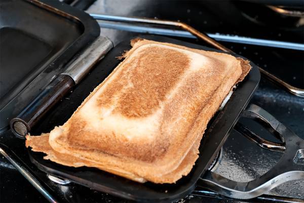 Makuakeにて12/27より、機能性とデザインにこだわった、感動的に美味しいホットサンドメーカー「黒皮極鉄プロサンド/ハーフ」の先行予約受付を開始。