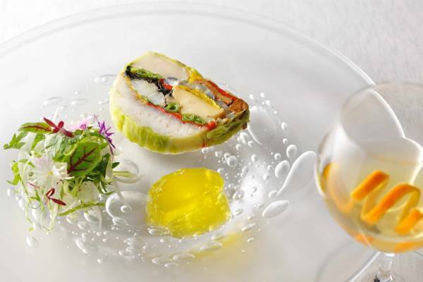 【リゾナーレトマム】メインダイニング「OTTO SETTE TOMAMU」、エゾ鹿肉やカニなどふんだんに使用した秋限定のディナーコースを提供開始｜期間：2022年9月1日～2022年10月31日