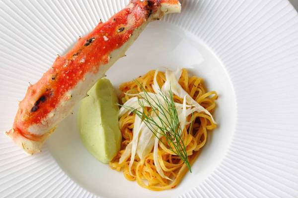 【リゾナーレトマム】メインダイニング「OTTO SETTE TOMAMU」、エゾ鹿肉やカニなどふんだんに使用した秋限定のディナーコースを提供開始｜期間：2022年9月1日～2022年10月31日