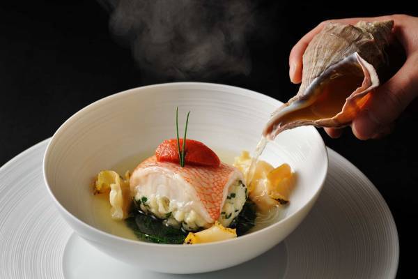 【リゾナーレトマム】メインダイニング「OTTO SETTE TOMAMU」、エゾ鹿肉やカニなどふんだんに使用した秋限定のディナーコースを提供開始｜期間：2022年9月1日～2022年10月31日