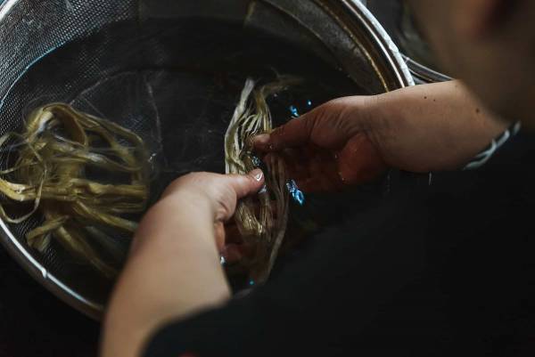 【界 川治】「伝統工芸士と大子那須楮(だいごなすこうぞ)100％の『烏山和紙』紙漉き体験」開催　サシェづくり体験も｜期間：2022年3月１日～5月31日