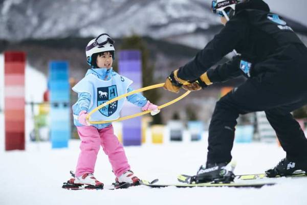 【星野リゾート】旅行をしながらみるみるうちに上達！ 星野リゾート式スキーレッスン「雪ッズ70」を実施 ～3施設にスキーデビュー専用エリアが登場します～｜ 期間：リゾナーレトマム 2022年12月1日～2023年3月31日／アルツ磐梯 2022年12月23日～2023年3月26日／リゾナーレ八ヶ岳 2022年12月19日～2023年3月24日