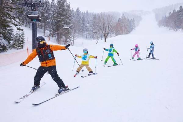 【星野リゾート】旅行をしながらみるみるうちに上達！ 星野リゾート式スキーレッスン「雪ッズ70」を実施 ～3施設にスキーデビュー専用エリアが登場します～｜ 期間：リゾナーレトマム 2022年12月1日～2023年3月31日／アルツ磐梯 2022年12月23日～2023年3月26日／リゾナーレ八ヶ岳 2022年12月19日～2023年3月24日