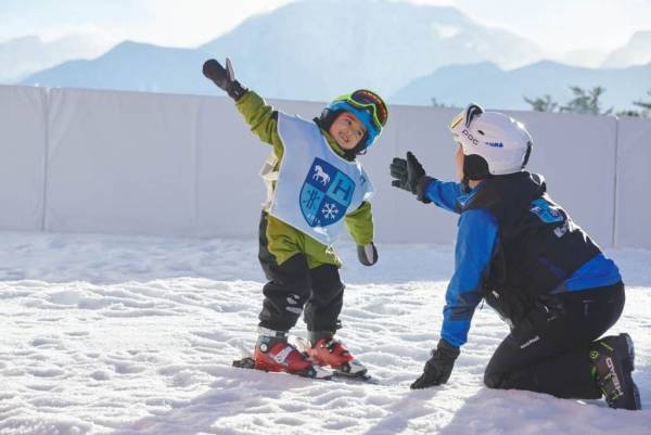 【星野リゾート】旅行をしながらみるみるうちに上達！ 星野リゾート式スキーレッスン「雪ッズ70」を実施 ～3施設にスキーデビュー専用エリアが登場します～｜ 期間：リゾナーレトマム 2022年12月1日～2023年3月31日／アルツ磐梯 2022年12月23日～2023年3月26日／リゾナーレ八ヶ岳 2022年12月19日～2023年3月24日