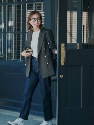 オンでもオフでも着用ができる汎用性の高さが人気　女性向けネイビーブレザーを前年比３倍の過去最多数量で展開