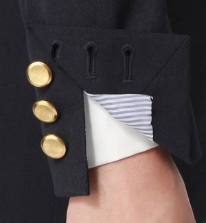 オンでもオフでも着用ができる汎用性の高さが人気　女性向けネイビーブレザーを前年比３倍の過去最多数量で展開