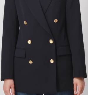 オンでもオフでも着用ができる汎用性の高さが人気　女性向けネイビーブレザーを前年比３倍の過去最多数量で展開