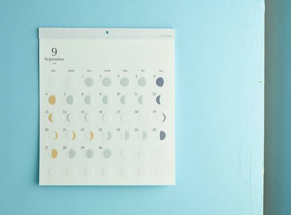 月光浴で心身を癒す！月の満ち欠けカレンダー『ミチル』シリーズに、ミニサイズが加わります。