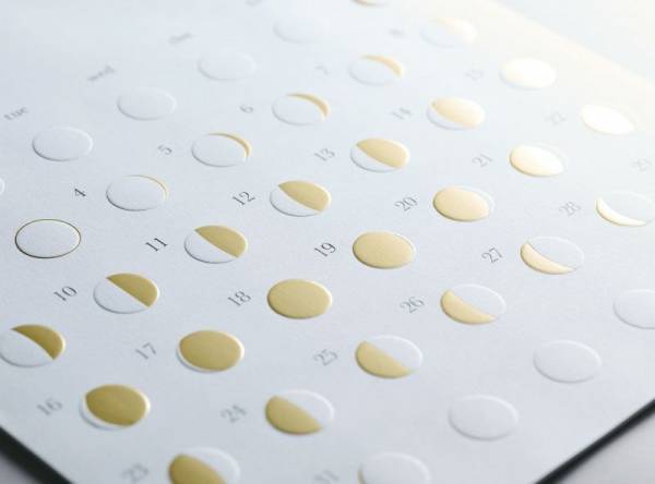 月光浴で心身を癒す！月の満ち欠けカレンダー『ミチル』シリーズに、ミニサイズが加わります。