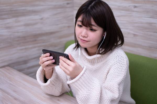 ⾃宅で遊べるリアル脱出ゲームの最新作は、驚愕の謎解きサスペンスゲーム︕ オンラインリアル脱出ゲーム『HOTEL ブルーローズの99 の部屋』 詳細情報解禁︕