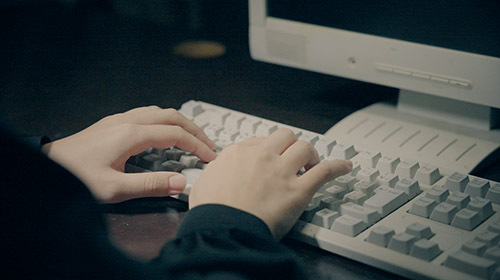 ⾃宅で遊べるリアル脱出ゲームの最新作は、驚愕の謎解きサスペンスゲーム︕ オンラインリアル脱出ゲーム『HOTEL ブルーローズの99 の部屋』 詳細情報解禁︕