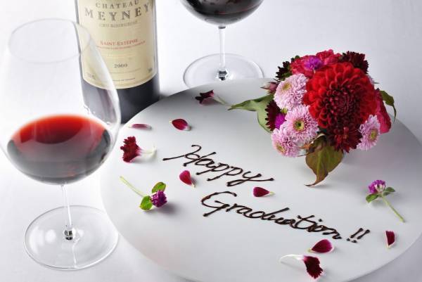 【奥入瀬渓流ホテル】生まれ年のワインを囲んでフレンチディナー　親子で大学卒業をお祝いする宿泊プラン「奥入瀬プレミアム卒旅」提供｜期間：2023年2月1日～3月25日