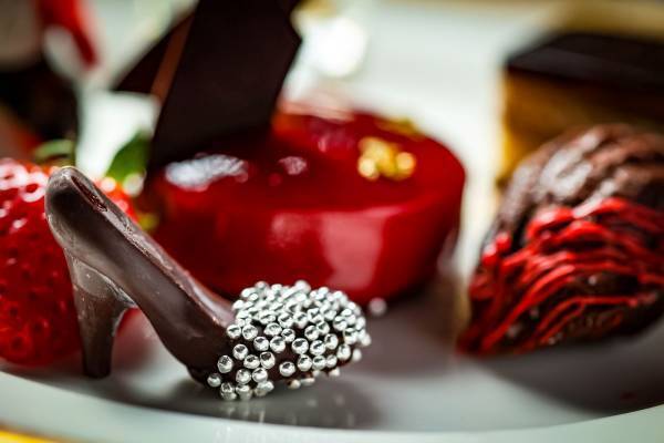 ハイブラのような、高級感溢れるエレガントスイーツに心ときめく  『クラシカルレディーのストロベリーアフタヌーンティー』 期間限定販売