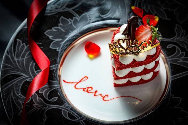 ハイブラのような、高級感溢れるエレガントスイーツに心ときめく  『クラシカルレディーのストロベリーアフタヌーンティー』 期間限定販売