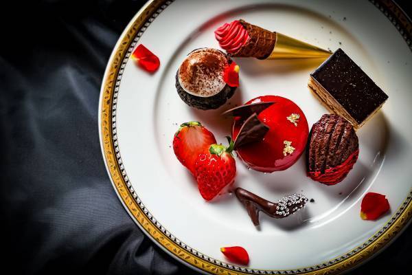 ハイブラのような、高級感溢れるエレガントスイーツに心ときめく  『クラシカルレディーのストロベリーアフタヌーンティー』 期間限定販売