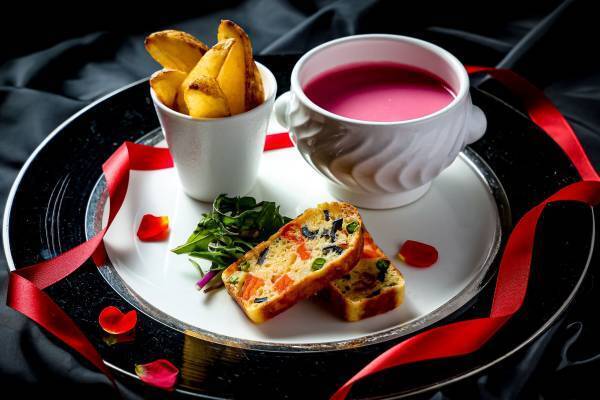 ハイブラのような、高級感溢れるエレガントスイーツに心ときめく  『クラシカルレディーのストロベリーアフタヌーンティー』 期間限定販売