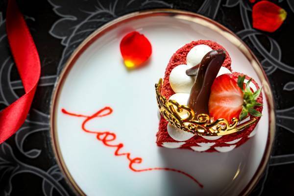 ハイブラのような、高級感溢れるエレガントスイーツに心ときめく  『クラシカルレディーのストロベリーアフタヌーンティー』 期間限定販売