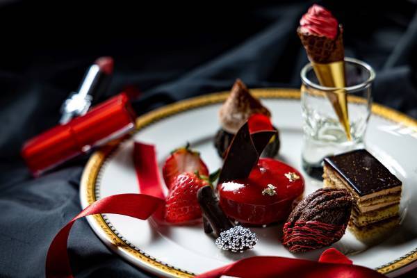 ハイブラのような、高級感溢れるエレガントスイーツに心ときめく  『クラシカルレディーのストロベリーアフタヌーンティー』 期間限定販売