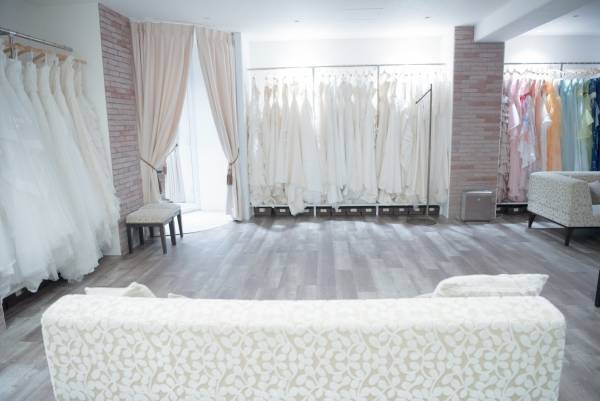 【南青山のウェディングドレスサロン La Reine （ラレンヌ）オーナー・桃世】丁寧に仕立てられたシンプルで洗練されたドレスが上品なウェディングスタイルを実現