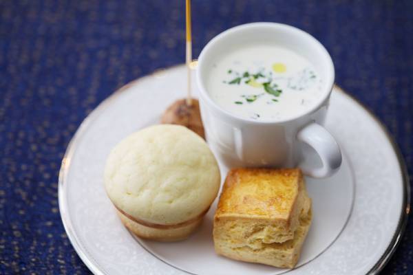 クリスマスにも重なるウインターシーズンは、“ホワイトカラー”がテーマのプリンセススイーツに心ときめく！「プリンセスアフタヌーンティー～Snow White～」販売