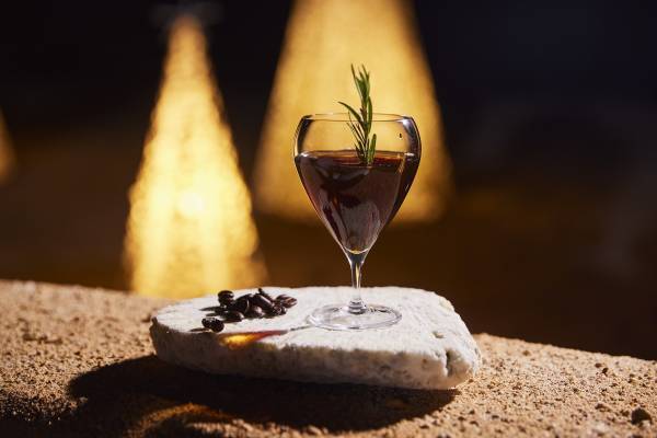 【リゾナーレ小浜島】全長約6メートルのサンゴ型クリスマスツリーがビーチを彩る「南の島のサンゴクリスマス」開催 ～サンゴを使用して焙煎されたちんすこうやカクテルを提供～｜期間：2022年12月1日～25日