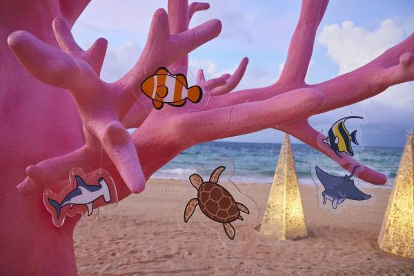 【リゾナーレ小浜島】全長約6メートルのサンゴ型クリスマスツリーがビーチを彩る「南の島のサンゴクリスマス」開催 ～サンゴを使用して焙煎されたちんすこうやカクテルを提供～｜期間：2022年12月1日～25日