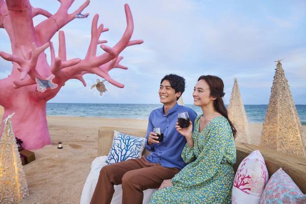 【リゾナーレ小浜島】全長約6メートルのサンゴ型クリスマスツリーがビーチを彩る「南の島のサンゴクリスマス」開催 ～サンゴを使用して焙煎されたちんすこうやカクテルを提供～｜期間：2022年12月1日～25日