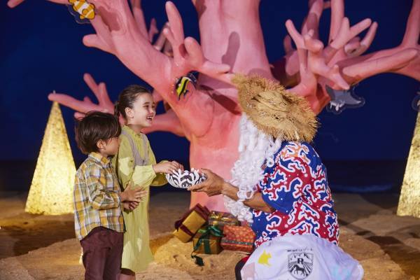 【リゾナーレ小浜島】全長約6メートルのサンゴ型クリスマスツリーがビーチを彩る「南の島のサンゴクリスマス」開催 ～サンゴを使用して焙煎されたちんすこうやカクテルを提供～｜期間：2022年12月1日～25日