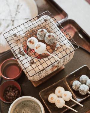 日本初！七輪でお団子を焼くスタイルの和モダンカフェ「eXcafe京都嵐山本店」が創業15周年。100年前にあった街で100年後も続くお店へ。